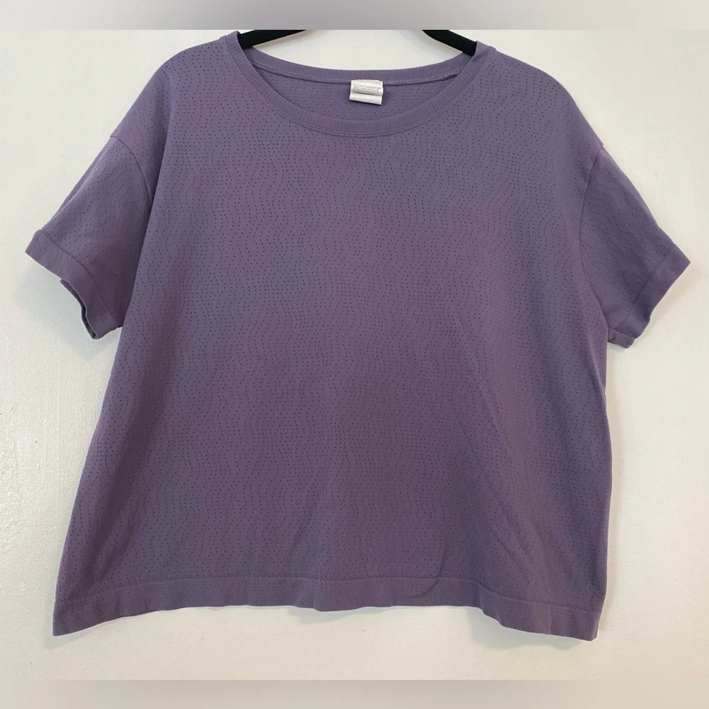 Athleta Women’s Purple Perforated Short Sleeve Active Top - Size Medium - Picture 1 of 5